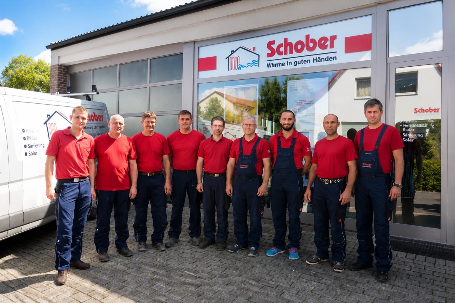 Das SchoberAutomaten Team vor dem Firmenstandort